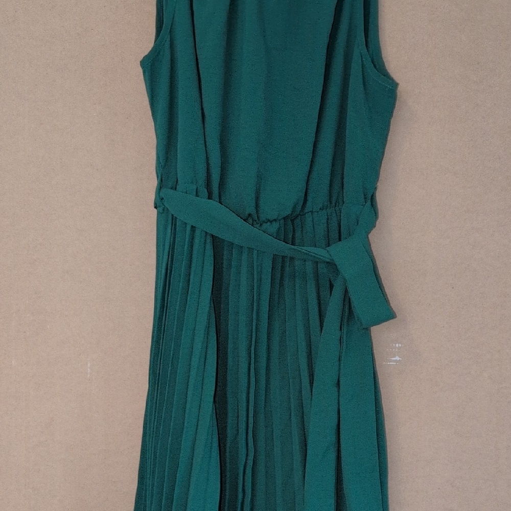Elegant Green Sleeveless Dress with Belt